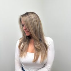 Negocio Cuts By Cue - Organic Hair Salon And Blonde Specialist