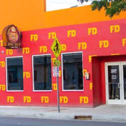 Negocio Fireman Derek’s Bake Shop
