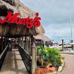 Negocio Monty's Raw Bar